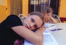 Violencia Juvenil y Cultura Digital: El Inquietante Fenómeno de las Quedadas para «Farmear Aura» woman in black shirt lying on bed