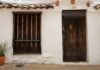 Casa 47 y el portal público de vivienda: ¿Una solución real o una promesa fallida para el acceso a la vivienda asequible? brown wooden door on white concrete house