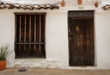 Casa 47 y el portal público de vivienda: ¿Una solución real o una promesa fallida para el acceso a la vivienda asequible? brown wooden door on white concrete house