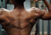 Brazos fuertes después de los 60: La guía definitiva para ganar masa muscular con método y constancia topless man raising his right hand