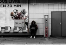 Glovo ante una posible reconquista: Los fundadores estudian recuperar el control de su propia empresa woman in black jacket standing beside white wall