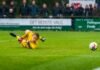 Ronald Koeman Jr., el portero goleador: cuando el apellido pesa tanto como los guantes man in yellow jacket playing soccer during daytime