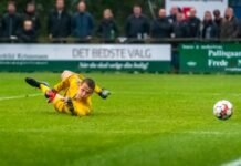 Ronald Koeman Jr., el portero goleador: cuando el apellido pesa tanto como los guantes man in yellow jacket playing soccer during daytime