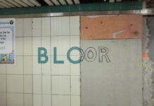 El bloque BRICS cierra filas con Irán: una apuesta geopolítica con alto coste económico y diplomático a sign on a wall that says floor
