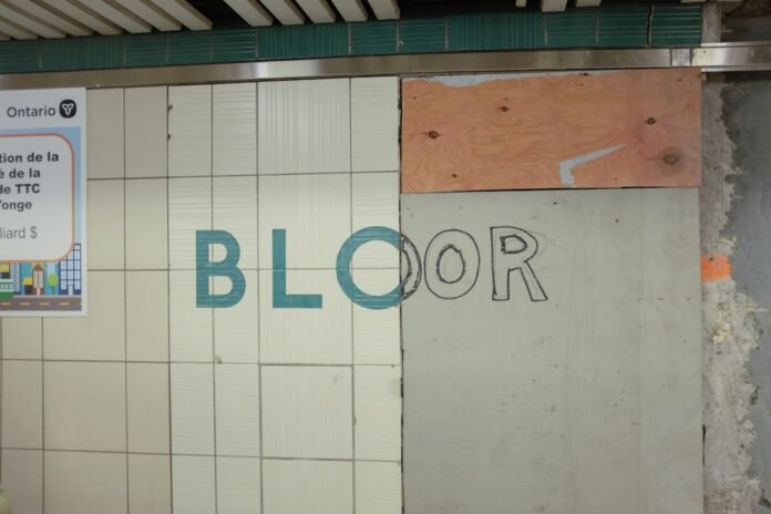 a sign on a wall that says floor