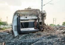 Accidente en la EX-374: Un conductor de 58 años resulta herido tras el vuelco de su vehículo en el entorno de Santiago de Alcántara A train car lies overturned next to tracks