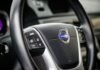Volvo EX30 y la nueva era del SUV coupé eléctrico: diseño atemporal y eficiencia para el mercado español the steering wheel of a car with a volvo sticker on it