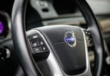 Volvo EX30 y la nueva era del SUV coupé eléctrico: diseño atemporal y eficiencia para el mercado español the steering wheel of a car with a volvo sticker on it