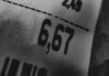 El precio de las convicciones: cuando el dinero redefine nuestra identidad pública a black and white photo of a price label