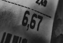 El precio de las convicciones: cuando el dinero redefine nuestra identidad pública a black and white photo of a price label