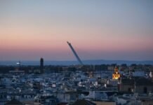 Miura 9: El cohete español que posiciona a Europa en la nueva era de la conquista espacial a large crane in a city