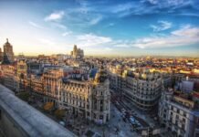 Madrid se consolida como capital mundial del deporte: La F1 llega para quedarse y Rafa Nadal lo celebra The Edificio Metropoli building at the intersection of Gran Vía in Madrid, Spain