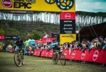 Enric Mas Corona La Vuelta: El Triunfo de la Constancia y el Ciclismo Español A group of people riding bikes down a race track