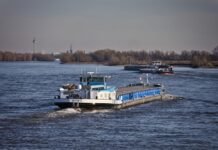 Viajes del Imserso 2026-2027: Todo lo que necesitas saber sobre la tarifa plana de 50 euros para pensionistas A cargo ship sails down a wide river