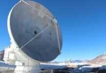 Chile en el Radar Inversor Global: Por Qué el País Andino Despierta el Interés de los Capitales Internacionales a large satellite dish sitting on top of a snow covered ground