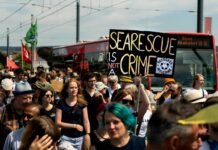 Crisis migratoria en Ceuta: Las responsabilidades compartidas que Europa no puede ignorar a crowd of people holding signs in the street