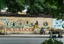 El PSOE da un paso político y judicial ante el devastador incendio de Los Gallardos: ¿qué implica personarse como acusación? two men standing near wall with mural