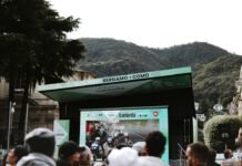 El cartel taurino como obra de arte: cuando la publicidad efímera se convirtió en patrimonio visual español A group of people standing in front of a large screen
