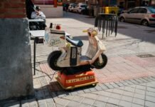 Transformación urbana en Vallecas: el espacio bajo el puente se reinventa para los vecinos white and orange ride on toy on gray concrete floor