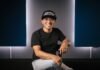 Marc Márquez y la batalla más igualada de MotoGP: análisis de un campeonato sin favorito claro a man sitting on top of a black couch