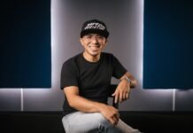 Marc Márquez y la batalla más igualada de MotoGP: análisis de un campeonato sin favorito claro a man sitting on top of a black couch