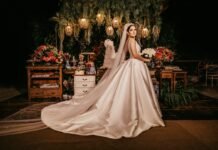 Rafa Márquez y su debut como estratega del Tri: El inicio de una nueva era para el fútbol mexicano bride holding flower standing near furniture painting