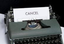 Cancelación cultural en España: cuando los festivales eligen el silencio sobre el debate green and white typewriter on black textile
