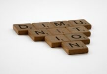 El efecto dominó del autonomismo británico: ¿Puede la declaración de Cardiff reactivar el independentismo en España? brown wooden blocks on white surface