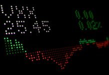 Dividendos en máximos: La Bolsa española consolida su atractivo para los inversores con 35.277 millones repartidos a close up of a clock with numbers on it