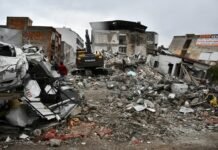 Pepa Charro y La Terremoto de Alcorcón: El Arte de Reinventarse y Conquistar los Escenarios Españoles a large pile of rubble next to a building