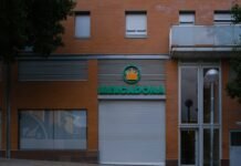 Mercadona conquista a los extranjeros en España: Por qué el supermercado valenciano se convierte en el favorito de los residentes internacionales Mercadona supermarket storefront with orange brick building