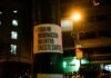 5G en España: Lo Que Nadie Te Cuenta Sobre la Velocidad Real de Tu Móvil a street pole with a sticker on it