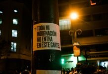 5G en España: Lo Que Nadie Te Cuenta Sobre la Velocidad Real de Tu Móvil a street pole with a sticker on it