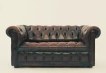 Sofía Solá responde con humor a los rumores de romance con Franco Colapinto: el video de TikTok que conquistó las redes brown leather Chesterfield sofa