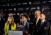 Pablo Hernández de Cos y la presidencia del BCE: ¿está España ante su gran oportunidad histórica? Man speaking at podium surrounded by colleagues and microphones