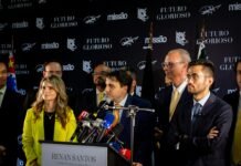 Pablo Hernández de Cos y la presidencia del BCE: ¿está España ante su gran oportunidad histórica? Man speaking at podium surrounded by colleagues and microphones