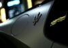 Maserati y Huawei: La alianza que podría redefinir el futuro del lujo eléctrico italiano a close up of the emblem on a car