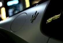 Maserati y Huawei: La alianza que podría redefinir el futuro del lujo eléctrico italiano a close up of the emblem on a car
