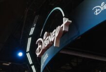 Iberia y Disney: Una Alianza Estratégica que Redefine el Turismo de Experiencias para el Viajero Español white and blue UNKs neon light signage
