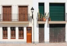 El debate sobre el alquiler en España: entre el derecho a la vivienda y la propiedad privada white and brown wooden doors