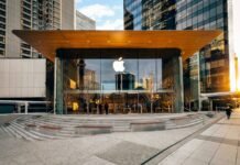 Apple Store Puerto Venecia: La Joya Tecnológica que Convierte Zaragoza en Destino Apple a building with glass windows