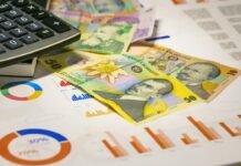 El coste fiscal de la guerra: España perdió más de 1.800 millones en recaudación y aún adeuda ayudas pendientes a ciudadanos y empresas A calculator sitting on top of a pile of money