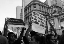 BM Proin hace historia en la Liga ASOBAL: victoria épica en el último segundo que marca un antes y un después grayscale photography of people raising signages