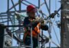 Electricistas e instaladores: los oficios sin universitarios que superan los 2.500€ mensuales en España shallow focus photo of man fixing steel cable