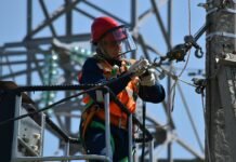 Electricistas e instaladores: los oficios sin universitarios que superan los 2.500€ mensuales en España shallow focus photo of man fixing steel cable