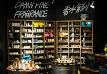 Lush refuerza su liderazgo europeo con el nombramiento de Elisa Torres como directora de Operaciones fragrance bottles and boxes on wooden rack and tables