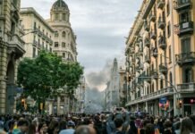 Crisis habitacional en Cataluña: cuando una familia con discapacidad no puede costear el alquiler y el sistema falla people standing near buildings