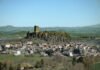 Castilla-La Mancha impulsa la industria regional con ayudas de hasta 100.000 euros vinculadas a la creación de empleo a village on a hill with a castle in the background