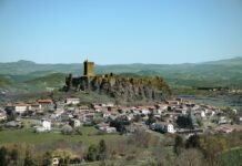 Castilla-La Mancha impulsa la industria regional con ayudas de hasta 100.000 euros vinculadas a la creación de empleo a village on a hill with a castle in the background