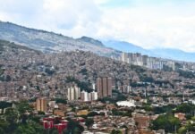 Pantallas que atrapan: cómo las ciudades están combatiendo la adicción tecnológica con arte y conciencia social a city with mountains in the background